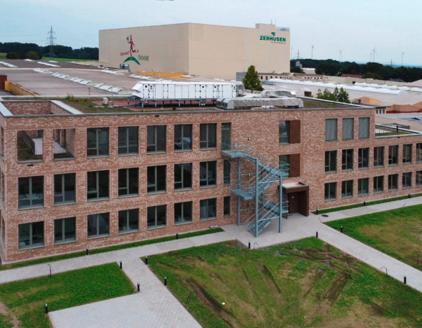 Innen- und Außenaufnahmen des Bürogebäudes an der Industriestraße