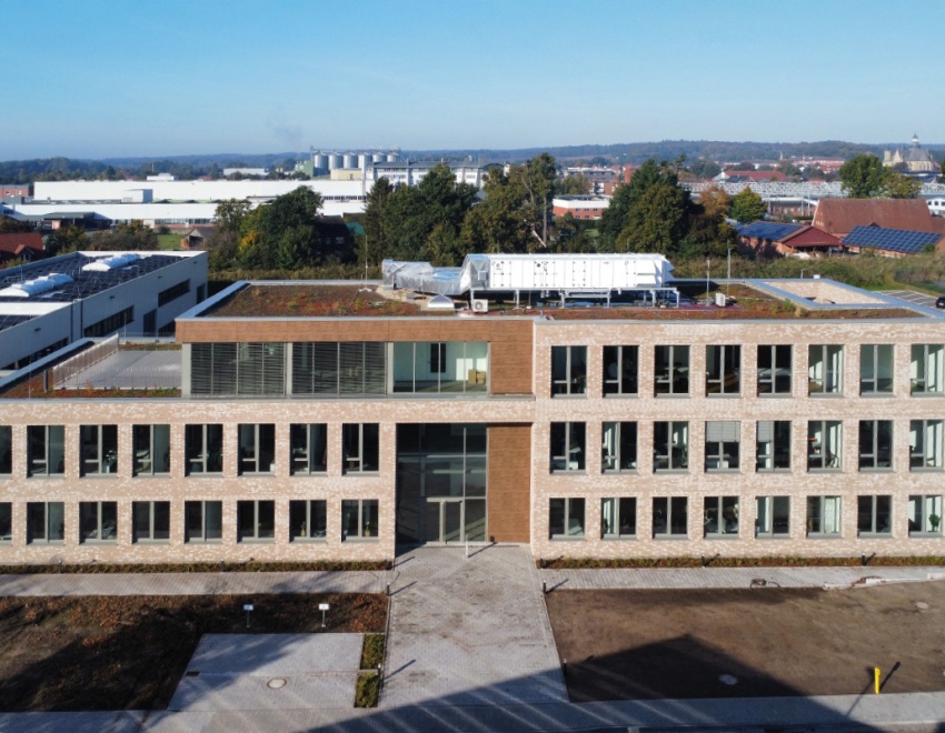 Innen- und Außenaufnahmen des Bürogebäudes an der Industriestraße